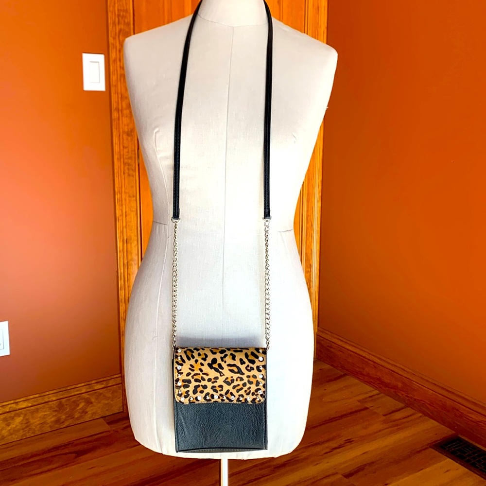 Genuine leather handmade purse w/leopard and chain strap. Diamond detail.